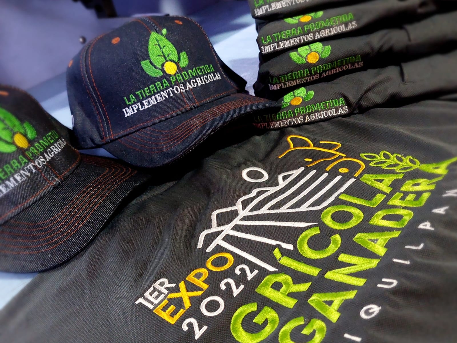 Bordado profesional en uniformes y gorras